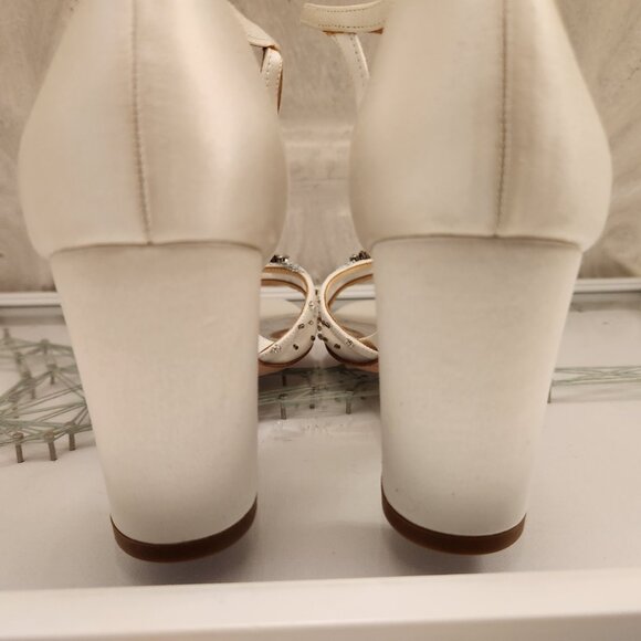 Badgley Mischka White/Silver Heeled Sandals. NWT. Size 6 - Picture 6 of 9